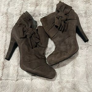 Brown booties with zipper and blow details Gianni Bini size 9.5